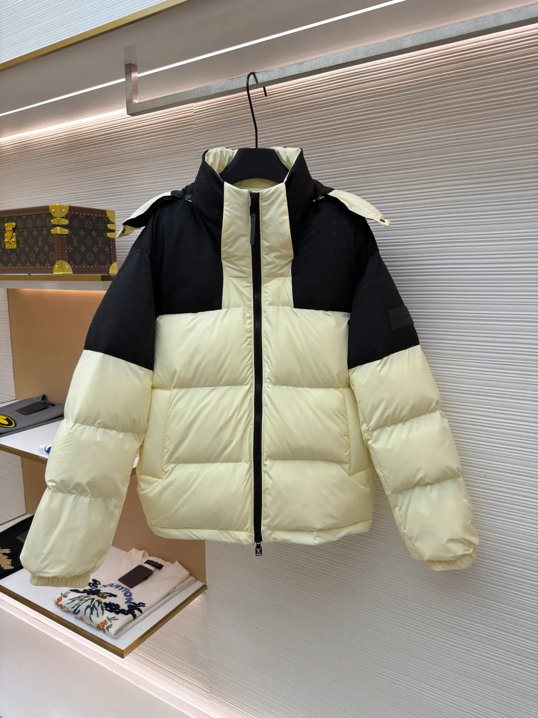 LOUIS VUITTON Positioned Pattern Belted Down Jacket ●Original version: Purchased and developed by 26829 ●Item No.: 1682101-D30 ●Fabric: White duck down fabric ●Technology: Mechanical down filling ●Color: Black and white color matching ●Type: Fitted version ●Weight: about 1105 grams ●Size: S-M-L-XL ●Description: This practical jacket combines temperature and style. The body is made of two fabrics of close tones, and the yoke and hood are made of Mini Monogram embossed material. The detachable hood is cleverly stored on the collar and sleeve sides, embellished with logo silicone patches and Ecodown© filling, which is lightweight and warm. Fabric 1: 92% nylon, 8% spandex; Fabric 2: 90% nylon, 10% spandex; Lining 1: 92% nylon, 8% spandex; Lining 2: 100% polyester Filling: 100% polyester; Trims excluded; detachable hood with ripstop yoke and embossed logo on hood, drawstring hem filled with 100% Ecodown© recycled polyester for easy care and lightweight texture, warmth and insulation. The overall wiring is straight and delicate, the fabric is comfortable and soft, and the color is consistent without color difference. It can be matched with the same style to create a fashionable look and control various occasions. Customized accessories, complete with three standards, same style for men and women!